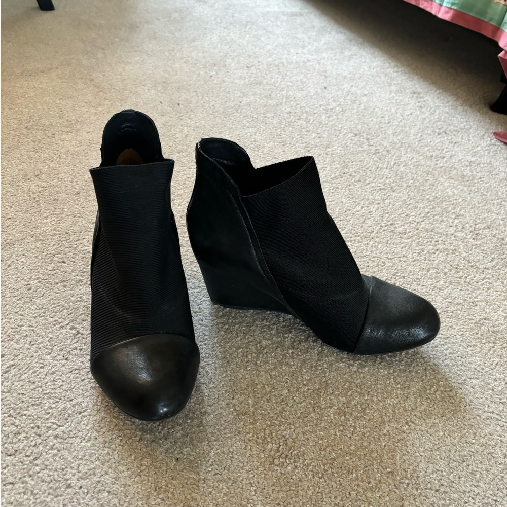 Gentle Soles black wedge boots